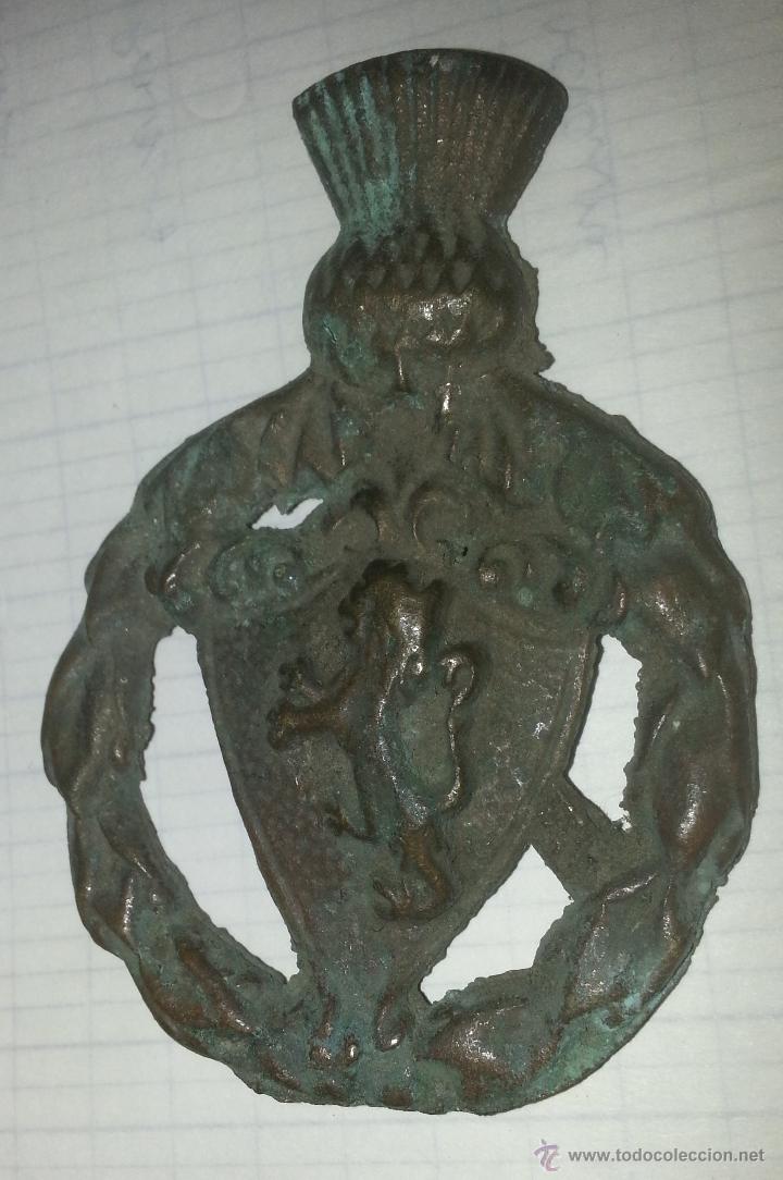 Antig&uuml;edades: Placa de bronce de 7,5 x 5,2 cm