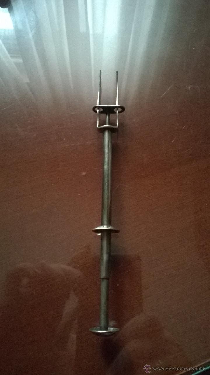 Antiques: TENEDOR PARA SERVIR PAN O TOSTADAS DE ALPACA O METAL PLATEADO.