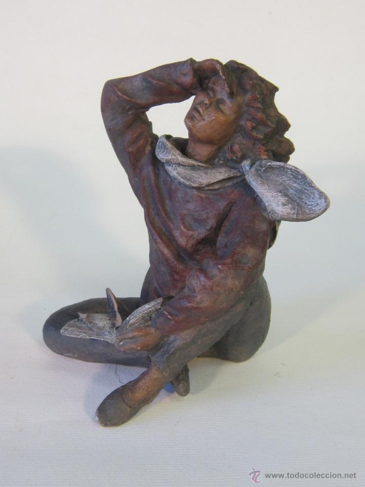 Antig&uuml;edades: FIGURA EN RESINA FIRMADA - Foto 1