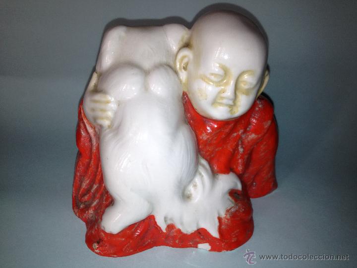 Antig&uuml;edades: MONJE CHINO CON PEKIN&Eacute;S. FIGURA A&Ntilde;OS 50. HISPANIA. RAREZA