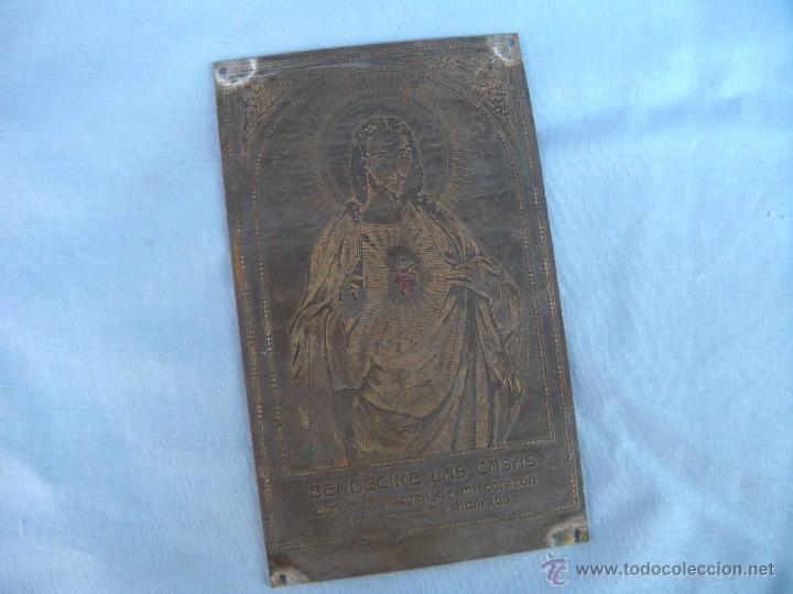 Antig&uuml;edades: ANTIGUA CHAPA DE BRONCE CORAZ&Oacute;N DE JES&Uacute;S - Foto 1