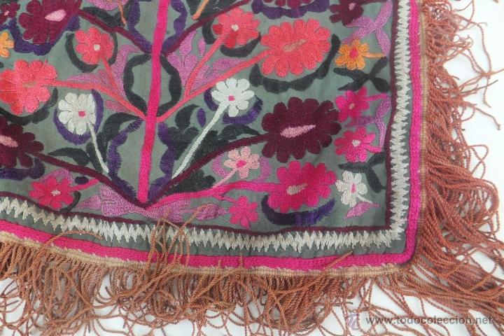 Antig&uuml;edades: Tapete de rinconera bordado y bolsa - Foto 10