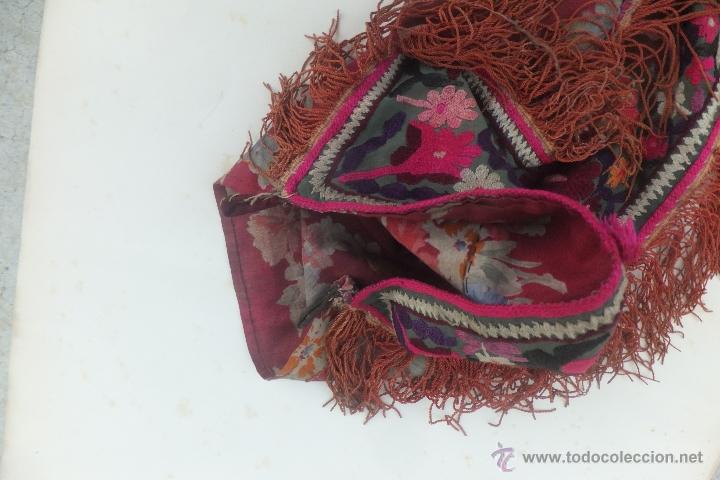 Antig&uuml;edades: Tapete de rinconera bordado y bolsa - Foto 13