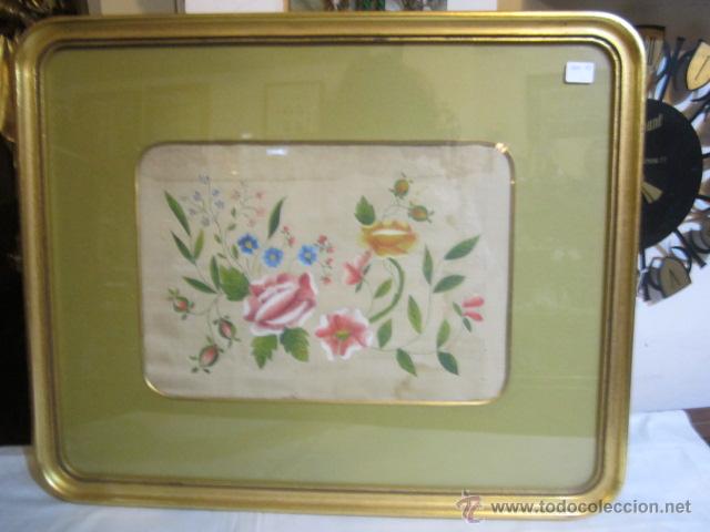 Antiquit&auml;ten: Antigua seda enmarcada, con flores pintadas a mano. Seda: 32 x 22,5 cms. Marco: 53 x 43 cms.