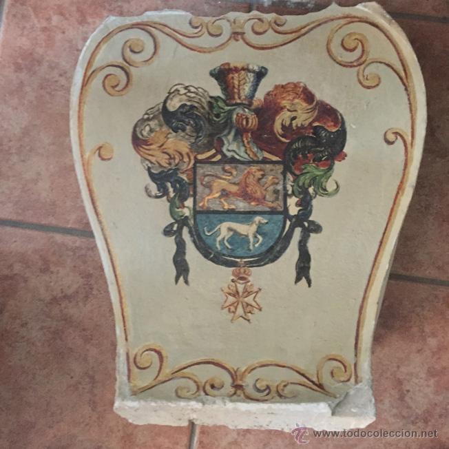 Antig&uuml;edades: ESCUDO DE ARMAS EN YESO S,XVIII &oacute; COMIENZOS DEL S. XIX 60 X 50 CM