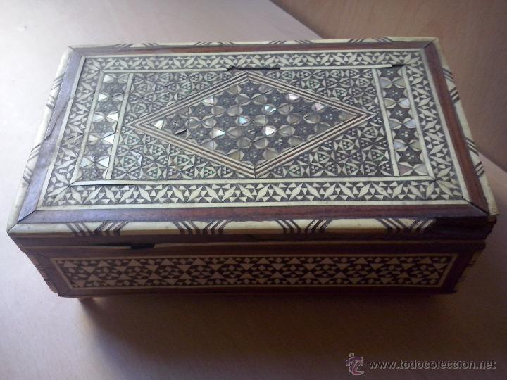 Antig&uuml;edades: caja de taracea de hueso y nacar - Foto 1