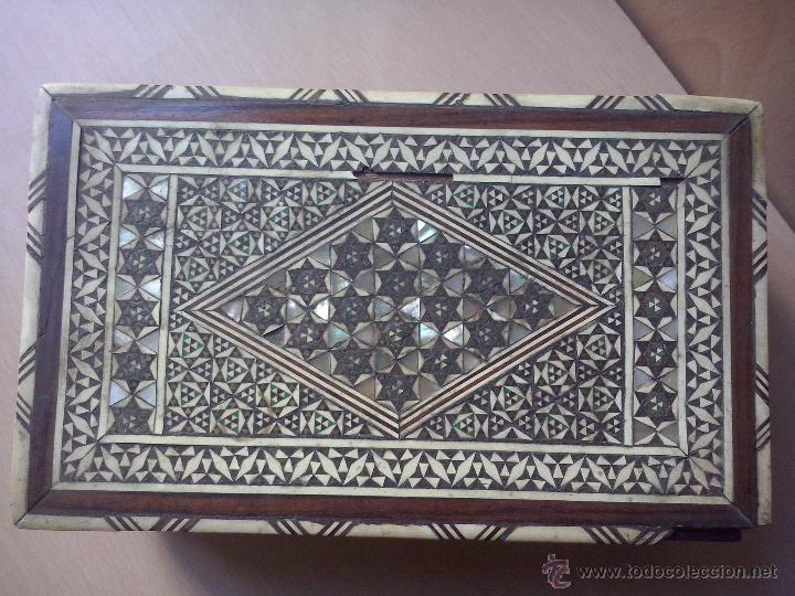 Antig&uuml;edades: caja de taracea de hueso y nacar - Foto 2
