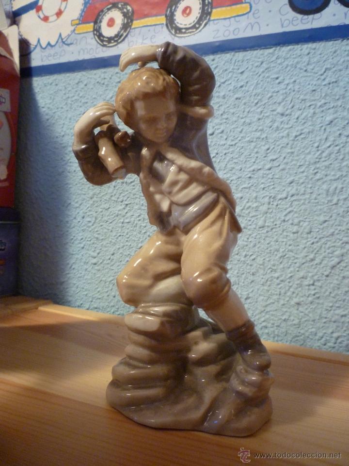 Oggetti Antichi: Preciosa figura de ni&ntilde;o con troncos.
