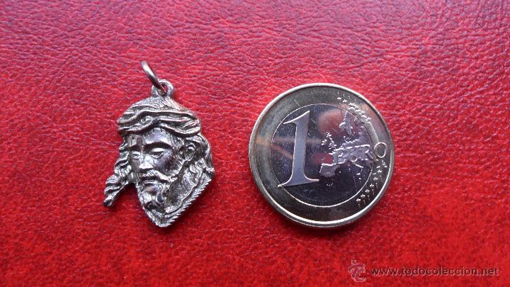 Antig&uuml;edades: medalla metal cristo a identificar - Foto 1