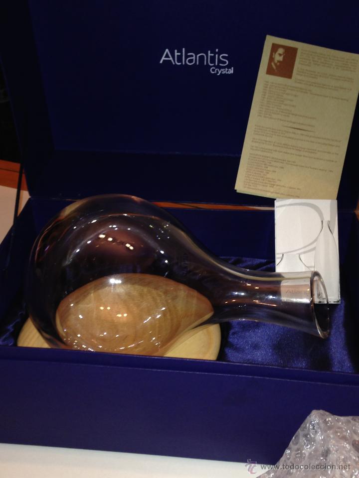 Antig&uuml;edades: Decantador de cristal portugu&eacute;s Atlantis. Firmado por Paolo Favaretto. Base en madera.