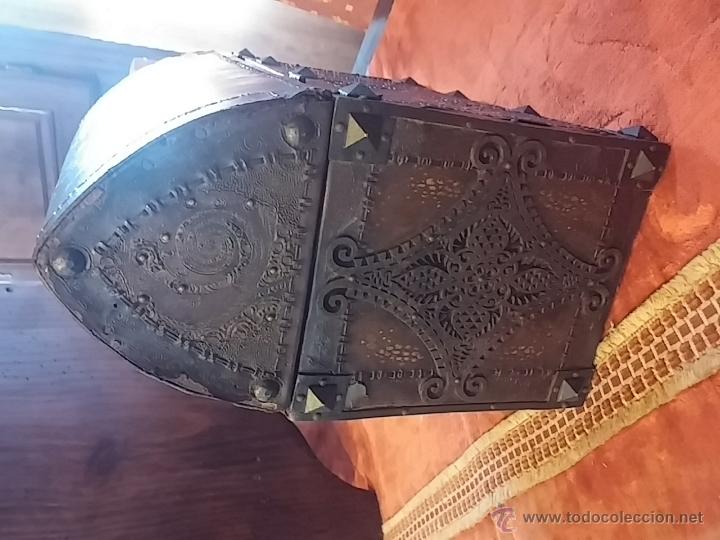 Antig&uuml;edades: cofre repujado - Foto 2