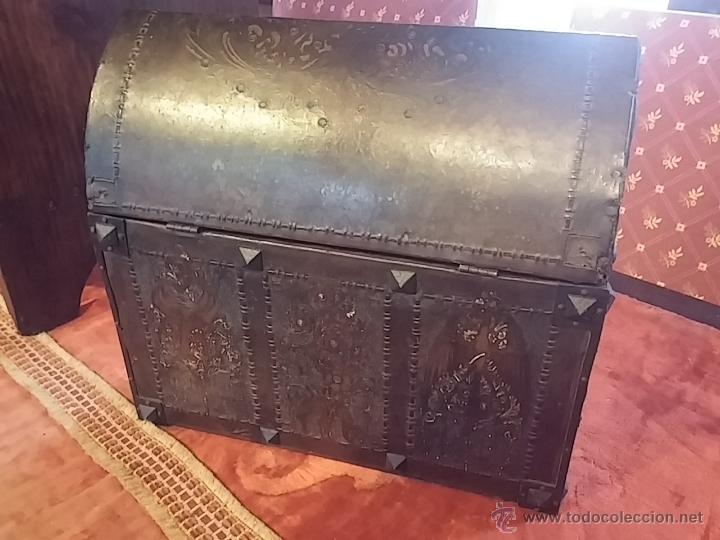 Antig&uuml;edades: cofre repujado - Foto 3