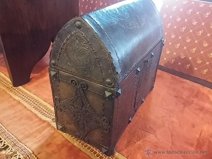 Antig&uuml;edades: cofre repujado - Foto 4