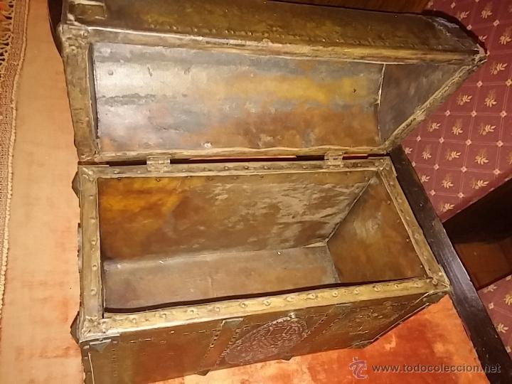 Antig&uuml;edades: cofre repujado - Foto 5