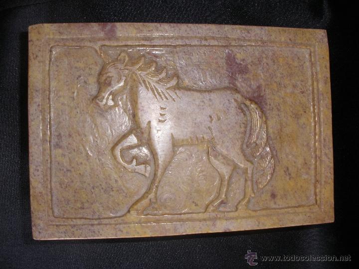 Antig&uuml;edades: CAJA JOYERO DE PIEDRA JABONOSA ORIENTAL CON RELIEVE DE UN UNICORNIO GUARDA RELIQUIAS