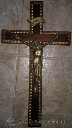 Antig&uuml;edades: Crucifijo de pared con Cristo en bronce. - Foto 1