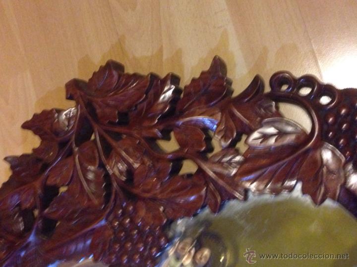 Antig&uuml;edades: Antiguo marco tallado parra y uvas con espejo biselado - Foto 2