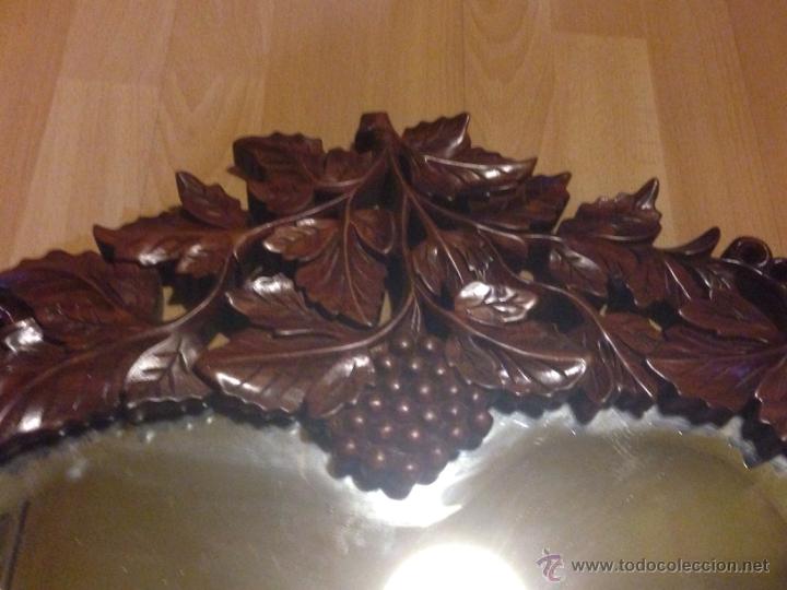 Antig&uuml;edades: Antiguo marco tallado parra y uvas con espejo biselado - Foto 3