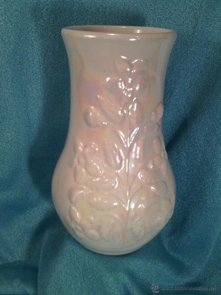 Antig&uuml;edades: JARR&Oacute;N EN PORCELANA BLANCA IRISADA.