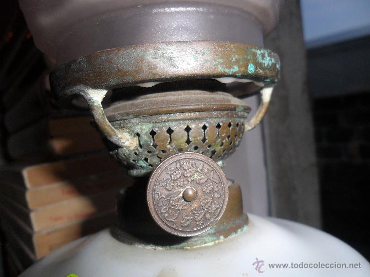 Antig&uuml;edades: PRECIOSO QUINQUE DE OPALINA Y LATON - Foto 3