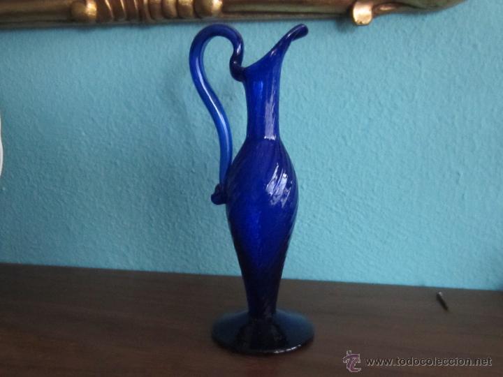 Antig&uuml;edades: jarra cristal soplado azul - Foto 1