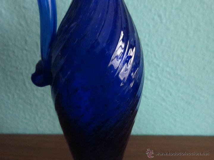 Antig&uuml;edades: jarra cristal soplado azul - Foto 2
