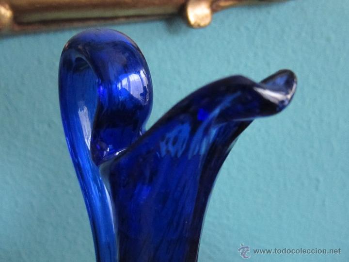 Antig&uuml;edades: jarra cristal soplado azul - Foto 3