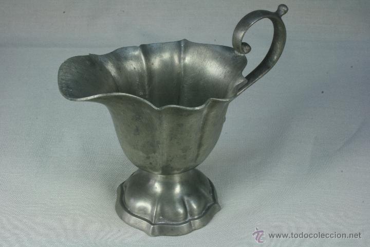 Antig&uuml;edades: Salsera de Zamak. Jarra. Peque&ntilde;o vaso.