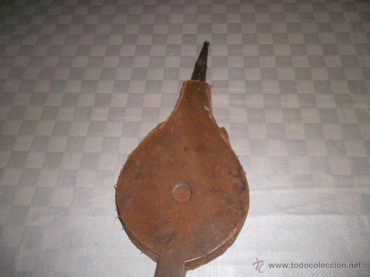 Antig&uuml;edades: bonito fuelle de bronce y madera trabajada - Foto 2