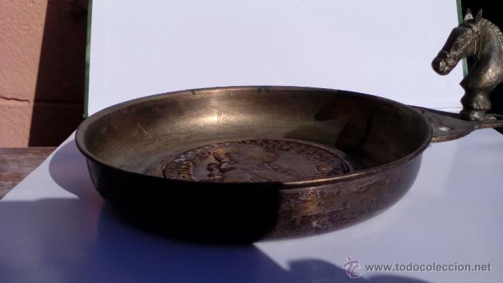 Antig&uuml;edades: BANDEJA CON MEDALLA DE CARLOS IV - Foto 2