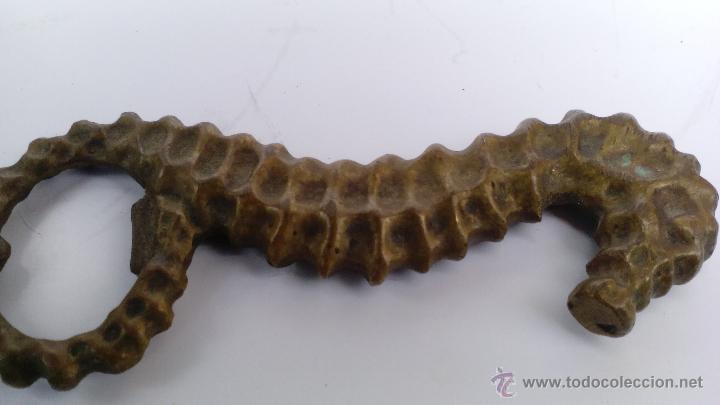 Antig&uuml;edades: ABRIDOR CON FORMA CABALLITO DE MAR EN BRONCE - Foto 2