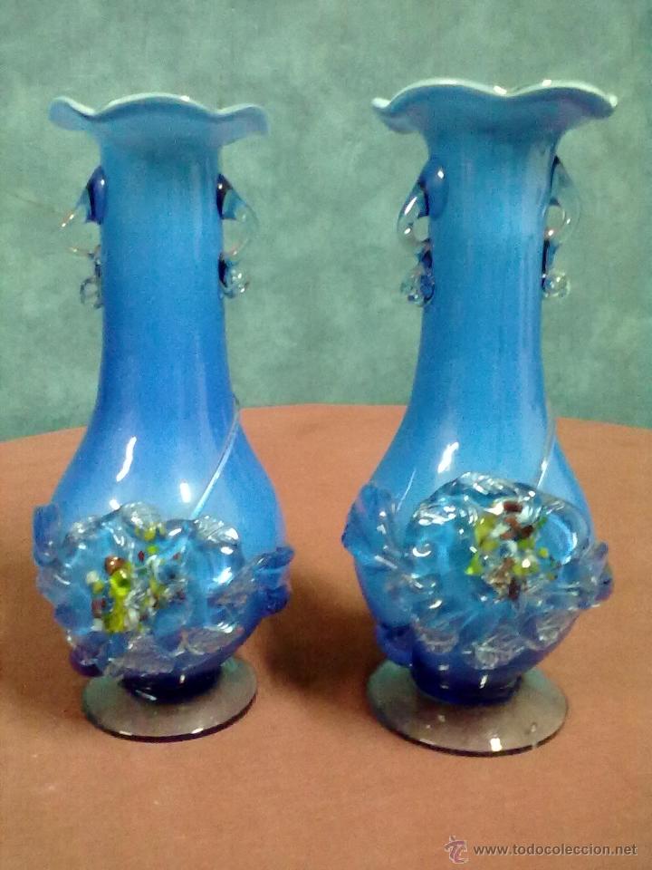 Antig&uuml;edades: PAREJA JARRONES OPALINA DOS FLOREROS CRISTAL DOBLADO - Foto 1