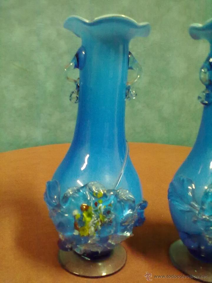 Antig&uuml;edades: PAREJA JARRONES OPALINA DOS FLOREROS CRISTAL DOBLADO - Foto 2