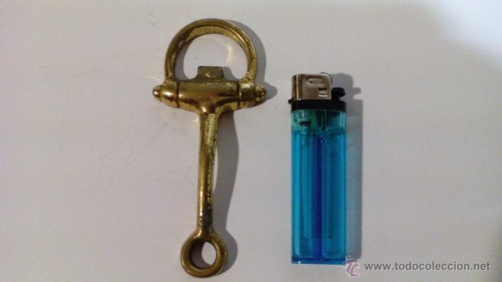 Antig&uuml;edades: ABRIDOR DORADO EN FORMA DE HEBILLA - Foto 1