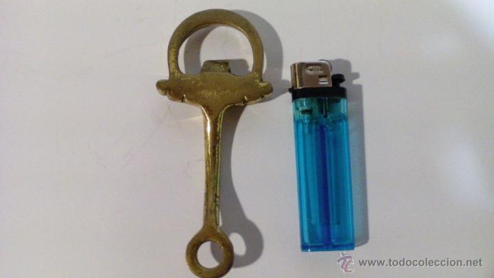 Antig&uuml;edades: ABRIDOR DORADO EN FORMA DE HEBILLA - Foto 2