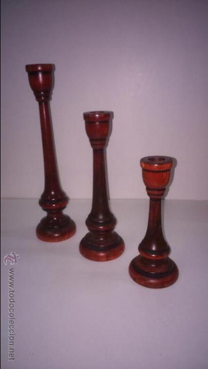 Antig&uuml;edades: JUEGO DE CANDELABROS. MADERA - Foto 1
