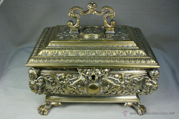 Antig&uuml;edades: Caja de bronce con Cari&aacute;tides. Joyero. - Foto 1
