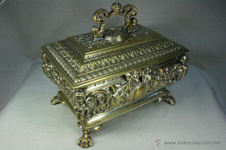 Antig&uuml;edades: Caja de bronce con Cari&aacute;tides. Joyero. - Foto 2