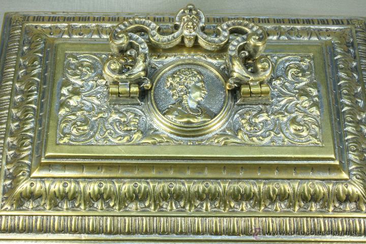 Antig&uuml;edades: Caja de bronce con Cari&aacute;tides. Joyero. - Foto 3