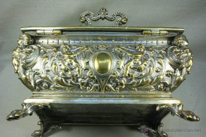Antig&uuml;edades: Caja de bronce con Cari&aacute;tides. Joyero. - Foto 5