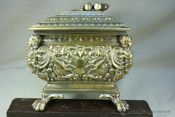 Antig&uuml;edades: Caja de bronce con Cari&aacute;tides. Joyero. - Foto 6