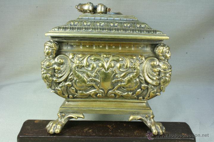 Antig&uuml;edades: Caja de bronce con Cari&aacute;tides. Joyero. - Foto 7