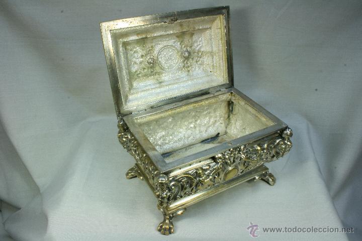 Antig&uuml;edades: Caja de bronce con Cari&aacute;tides. Joyero. - Foto 8