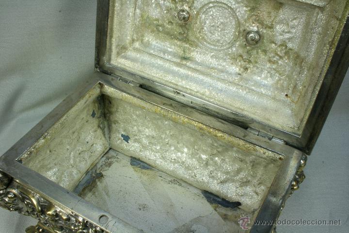 Antig&uuml;edades: Caja de bronce con Cari&aacute;tides. Joyero. - Foto 9