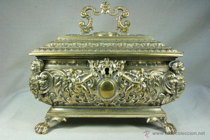 Antig&uuml;edades: Caja de bronce con Cari&aacute;tides. Joyero. - Foto 10