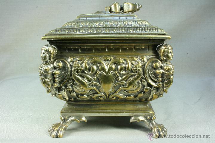 Antig&uuml;edades: Caja de bronce con Cari&aacute;tides. Joyero. - Foto 11