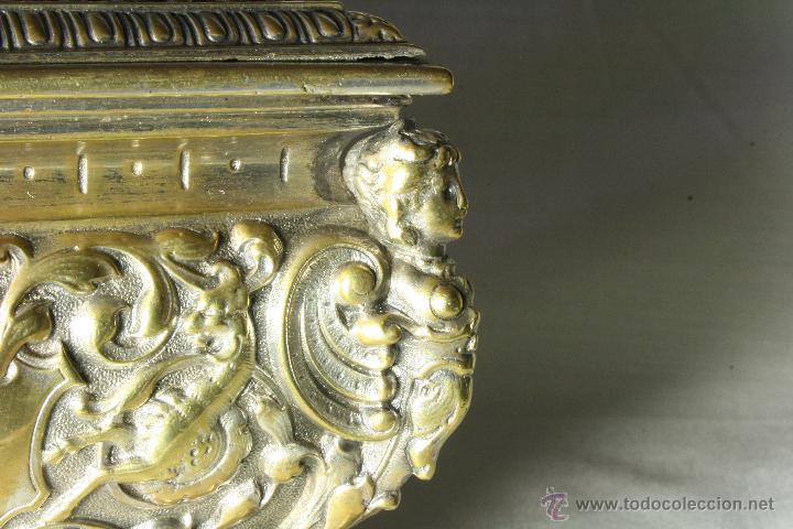 Antig&uuml;edades: Caja de bronce con Cari&aacute;tides. Joyero. - Foto 12