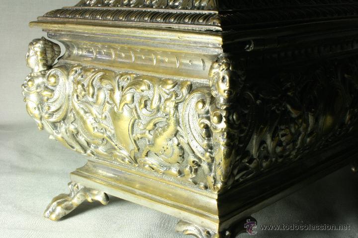 Antig&uuml;edades: Caja de bronce con Cari&aacute;tides. Joyero. - Foto 13