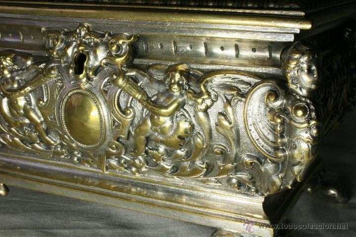 Antig&uuml;edades: Caja de bronce con Cari&aacute;tides. Joyero. - Foto 14