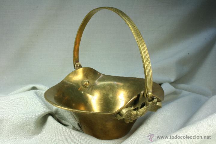 Oggetti Antichi: Cesta de bronce. Cestita con motivos de la vid. Decoraci&oacute;n.